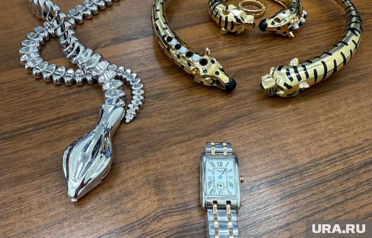 Мужчина незаконно провозил наручные часы марки Longines, ожерелье в виде змеи от Tiffany&Co и кольцо из желтого металла от BVLGARI
