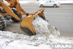 В Челябинске продолжают очищать улицы после недавнего снегопада