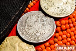 Продавец оценивает стоимость пробника монеты 18 века в сумму от 200 до 250 миллионов рублей