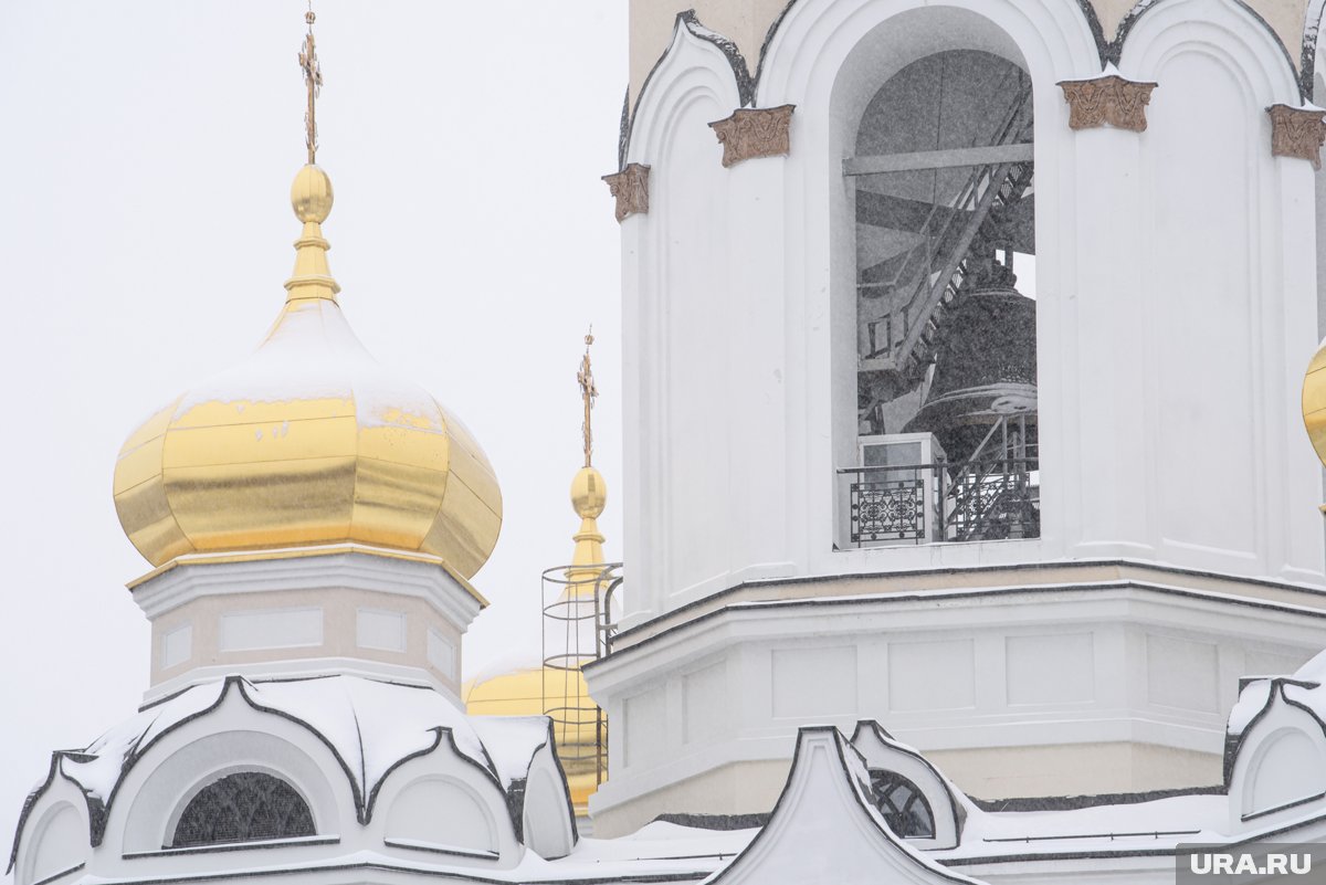 Мужчина стрелял на фоне храма Большой Златоуст
