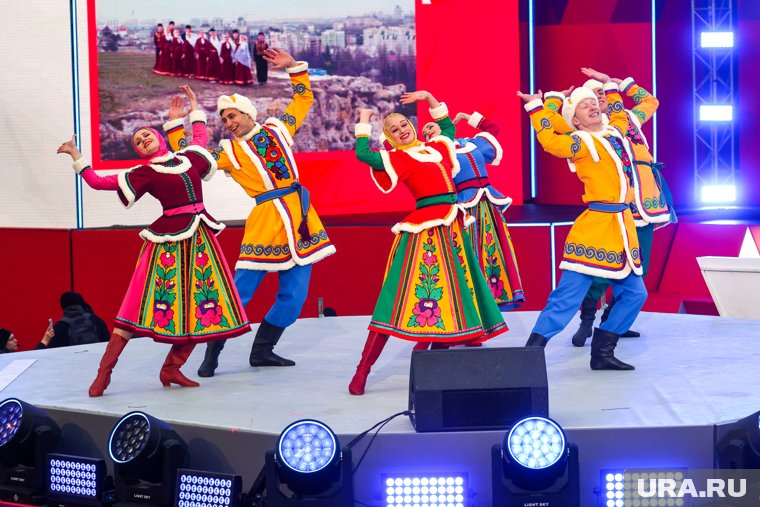 Горожане вышли в центр Тобольска, чтобы поздравить город в национальных костюмах