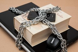 Документ фиксирует случаи угроз уголовного преследования и нападений на журналистов