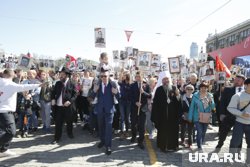 В «Бессмертном полку» в 2022 году Алексей Орлов шел с портретом деда. Рядом с ним - экс-губернатор Евгений Куйвашев 