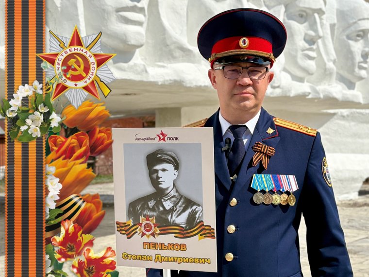 Денис Головкин с портретом прадеда Степана Пенькова