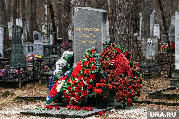 Сорвана табличка с памятника ветеранам в деревне Редькино (архивное фото)