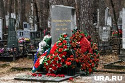 Сорвана табличка с памятника ветеранам в деревне Редькино (архивное фото)