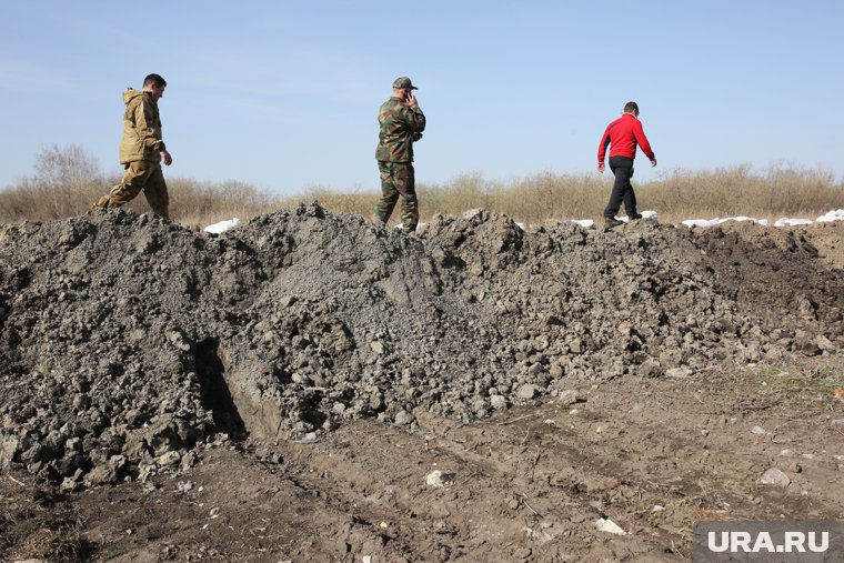 Земляной вал начали укреплять песком 