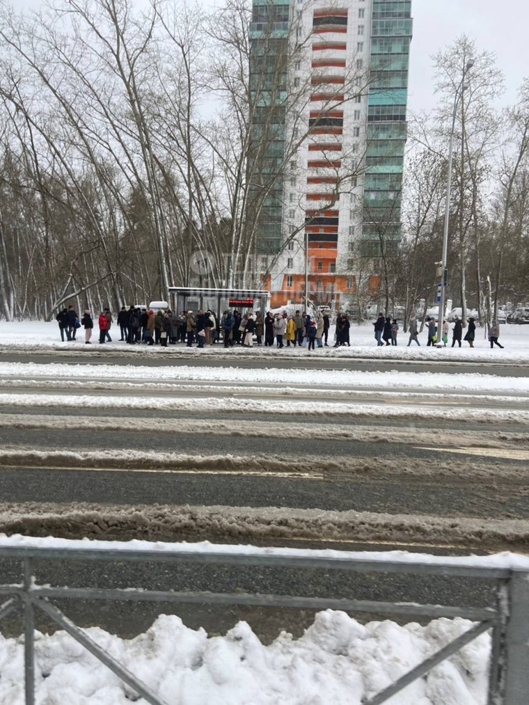 Обстановка на остановке «ДКЖ», люди ждут автобус