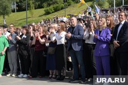 Затем он с большой сцены на набережной Камы поздравил самых успешных школьников