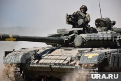 Военный России мастерски ударил дроном в открытый люк танка ВСУ. Видео