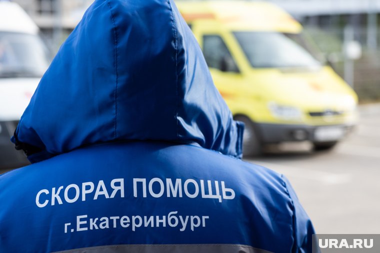Медики накрыли труп мужчины