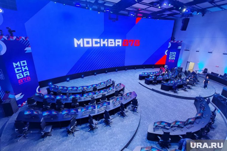В Ситуационном центре площадки с мониторами перед огромным экраном могут вращаться