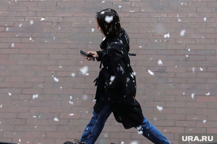 Улицы Березников засыпает снегом