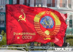 С похожим флагом участнику акции «Бессмертный автополк» в Сургуте запретили участвовать в пробеге