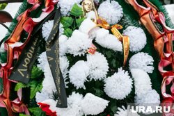 Родные не могут сдержать эмоций на похоронах девушки