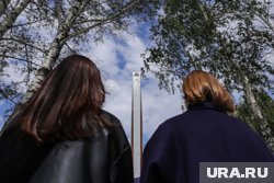 Жители Ноябрьска наблюдали тестовое включение новой стелы
