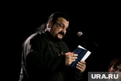 На церемонию прощания с Тиграном Кеосаяном также приехал Стивен Сигал