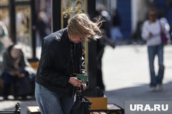 Из-за сильного ветра уже упали дерево и строительные заборы