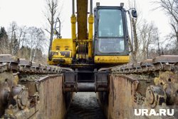 Экскаватор подрядчика оказался затопленным под водой и грязью. 