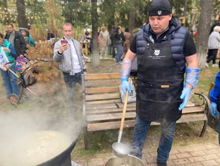 На праздновании Дня города Салехарда для жителей и гостей города приготовили 200 литров ухи