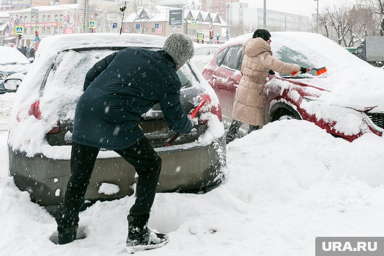 Челябинцы помимо смены резины планируют купить щетку для очистки авто и скребок для льда