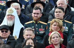 Абуталиев (в центре) стал участником программы «Время героев» в мае 2024 года