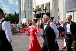 Летний бал в Кургане собрал десятки танцующих пар