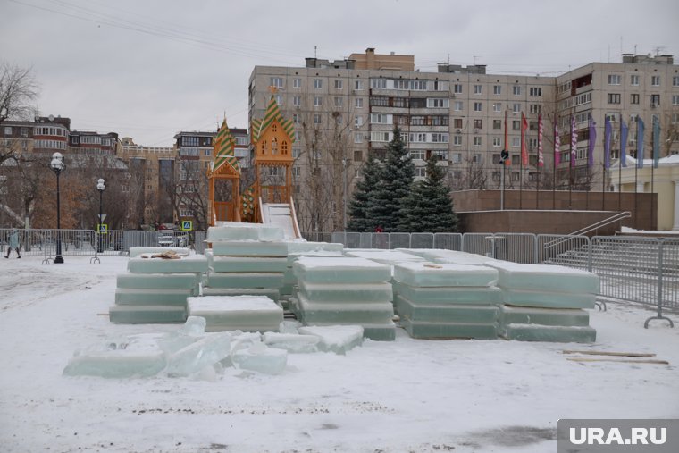 Плиты из прозрачного льда ждут установки. Вода для льда используется из Андреевского озера 