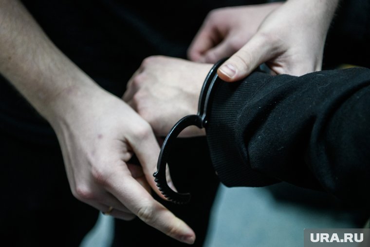 Троих россиян осудили за поджоги и призывы к терроризму в интернете