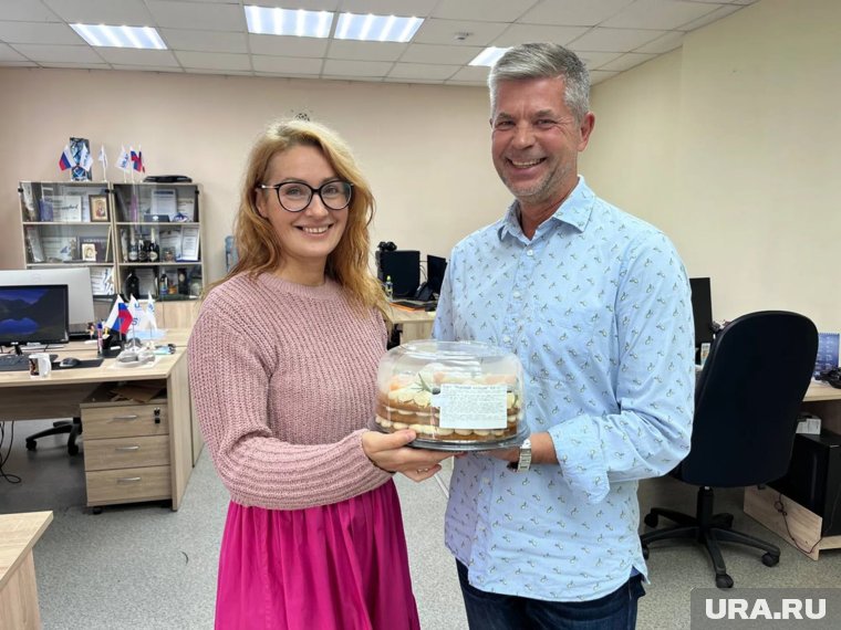 Владимир Семенов (справа) пришел к URA.RU отпраздновать победу