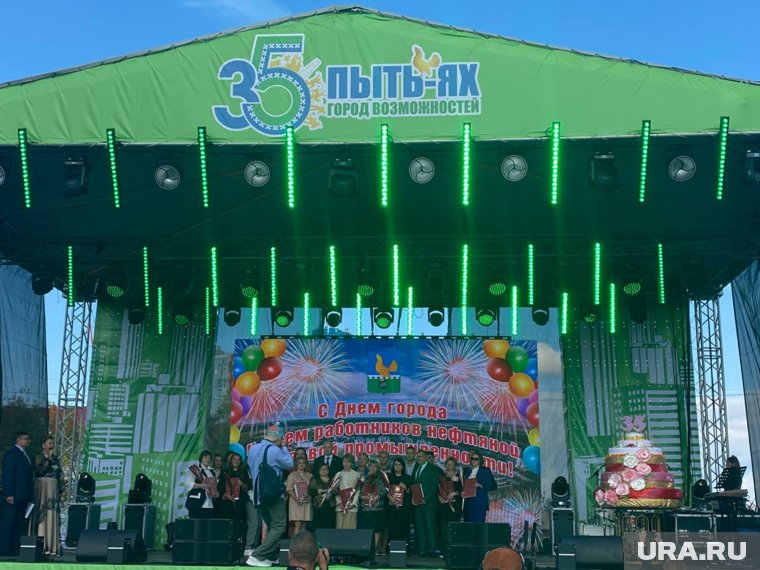 Награждение на главной сцене праздника