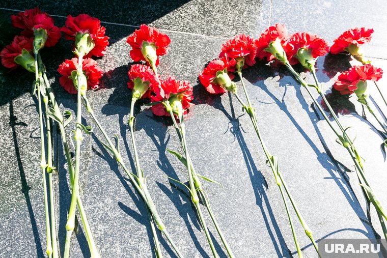 На плите мемориала перечислены не все фамилии бойцов, похороненных на кладбище города Щучье