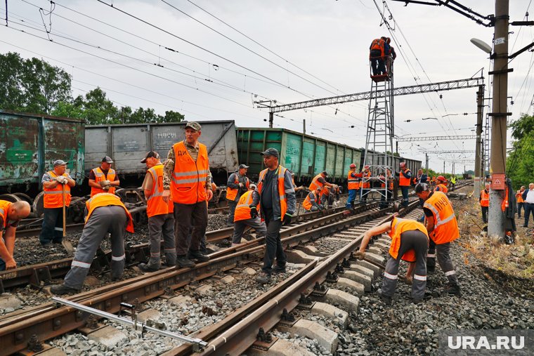 В Курганской области с рельсов сошли 11 вагонов, но дорогу уже освобождают