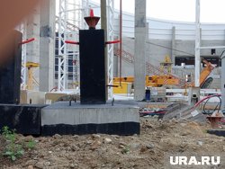 На стройке опрокинулся кран