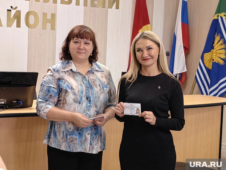 Ольга Янина (на фото справа) стала спикером собрания депутатов