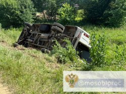 Микроавтобус съехал в кювет и перевернулся