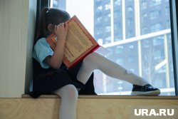 Из-за чрезмерного давления на ребенка из-за учебы у того могут возникнуть суицидальные мысли, предупредила психолог 