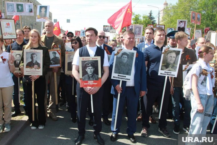 В челябинском Бессмертном полку поучаствовали мэр Лошкин (слева), первый замгубернатора Мошаров (справа), а также глава региона Алексей Текслер 
