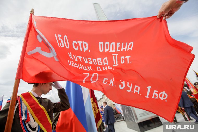 В Новом Уренгое перенесли поднятие Знамени Победы