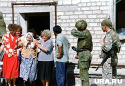 По итогам переговоров с Черномырдиным террористам были предоставлены автобусы для отъезда в Чечню с оставшимися заложниками