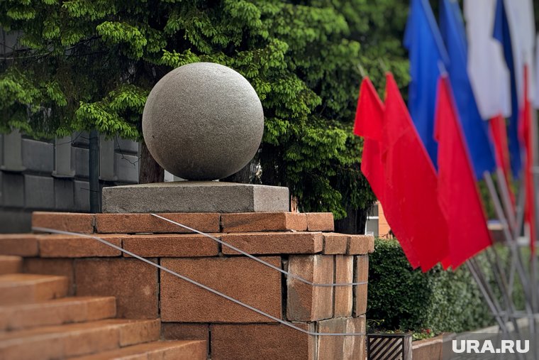 Шары возле мэрии Кургана перевязали пластиковыми стяжками