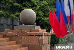 Шары возле мэрии Кургана перевязали пластиковыми стяжками