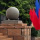 Возле мэрии Кургана начал разрушаться постамент с шарами. Видео