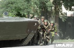 Бойцы спецподразделения готовятся к штурму захваченной больницы в Буденновске