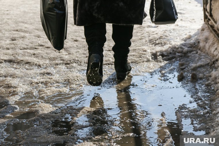 Женщина поскользнулась и сломала ногу