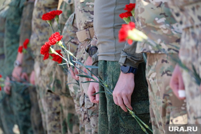 Округ простится сразу с четырьмя военнослужащими