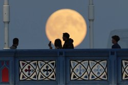 С 6 по 8 октября проходит первое суперлуние в 2025 году