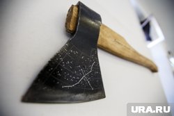 Курганцы топором выпрямили смятый капот машины после неудачного краш-теста