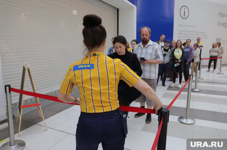 Перед закрытием российских магазинов IKEA устроила распродажу с огромными очередями
