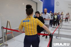 Перед закрытием российских магазинов IKEA устроила распродажу с огромными очередями